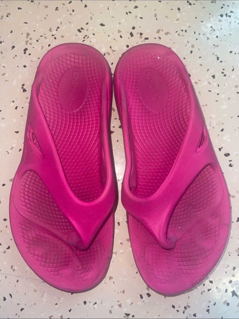 Oofos pink thong sandals size w6 M4 37